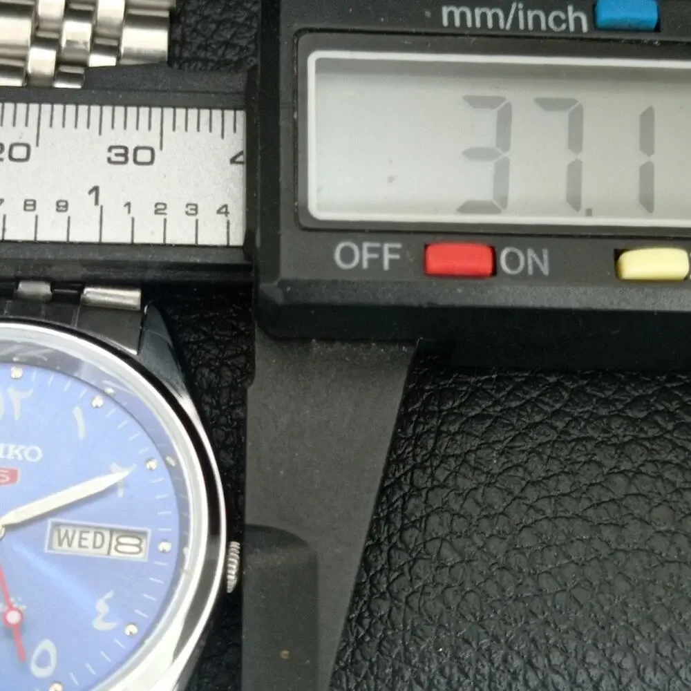 Vintage 1977 Seiko Automatic Mens Silver Watch W/daydate & Blue accents